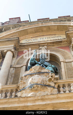 Sitzende Statue des Hl. Petronius, Bologna, Italien. Stockfoto