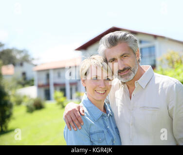 Paar stand vor der Neu im Besitz Haus Stockfoto