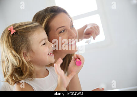 Mutter und Tochter im Badezimmer die Zähne putzen Stockfoto