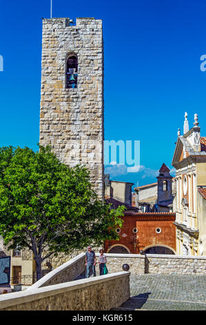 Alpes-Maritimes (06), Antibes. Place Mariejol. Le campanile // Frankreich, Alpes-Maritimes (06), Antibes. Place Mariejol. Das campanile Stockfoto