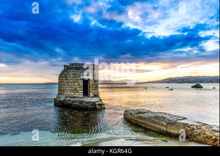 Alpes-Maritimes (06), Antibes. Restige d'une Tour Genoise // Frankreich. Alpes-Maritimes (06), Antibes. Überreste eines Genueser Turms Stockfoto