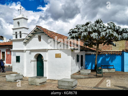 Kleine Kapelle Ermita de San Miguel del Príncipe am Plaza Chorro de Quevedo, Bogota, Kolumbien, Südamerika Stockfoto