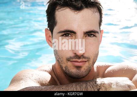 Portrait von hübscher Kerl in Swimming-pool Stockfoto