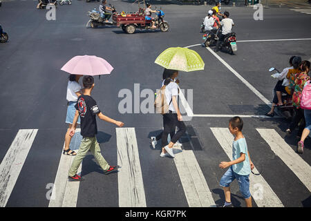 Guilin, China - September 15, 2017: Frauen mit Sonnenschirmen Straße in der Innenstadt von Guilin. Stockfoto