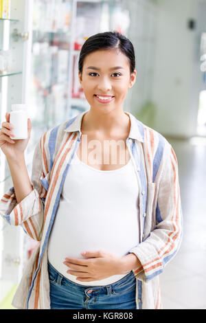 Schwangere Frau kaufen Medikamente Stockfoto