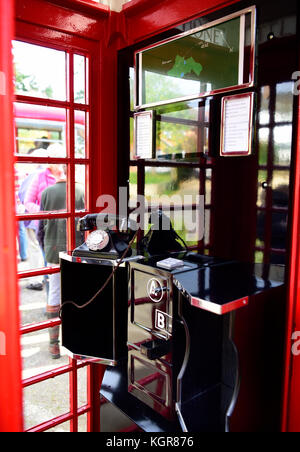 Das Innere einer renovierten traditionellen roten Telefonbox, die in ein kleines Besucherzentrum umgewandelt wurde. Das Innere der Telefonbox hat jetzt eine... Stockfoto