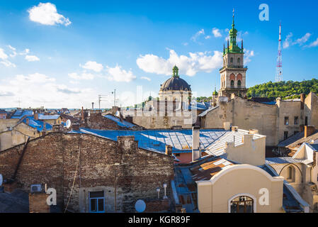 Blick vom Dach des berühmten Restaurants House of Legends auf der Altstadt von Lviv Stadt, Ukraine mit Dominikanerkirche und Turm der Dormition Kirche (Wa Stockfoto