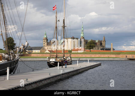 Große Schiff im Hafen mit Schloss Kronborg als Einstellung für Shakespeares Hamlet in der Entfernung, Helsingør, Seeland, Dänemark, Europa Stockfoto