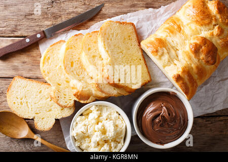 Französische Brioche Brot und Creme Mascarpone, Schokolade close-up auf dem Tisch. horizontal oben Ansicht von oben Stockfoto