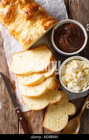 Französische Brioche Brot und Creme Mascarpone, Schokolade close-up auf dem Tisch. Senkrechte Draufsicht von oben Stockfoto