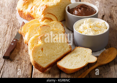 Hausgemachter Brioche Brot und Mascarpone, Schokolade close-up auf dem Tisch. Horizontale Stockfoto