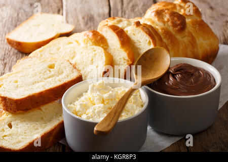 Scheiben Brioche Brot und Mascarpone und Schokoladencreme close-up auf dem Tisch. Horizontale Stockfoto