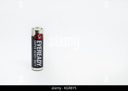 Selangor, Malaysia - 9. November 2017: eveready aa-batterien auf weißem Hintergrund isoliert. eveready ist einer der oberen Batterie Hersteller und-Support Stockfoto