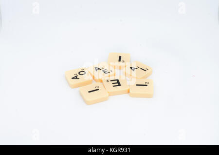 Scrabble Brettspiel Buchstabenblöcke/Fliesen isoliert auf weißem Hintergrund Stockfoto