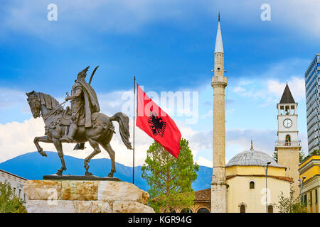 Albanien, Tirana - Statue von Skanderbeg, Ethem Bey Moschee, Skanderbeg Platz Stockfoto