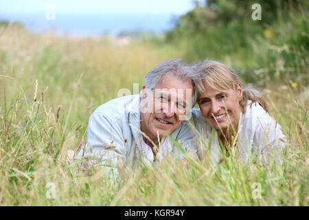 Senior Paar liegend im Feld "Land" Stockfoto