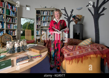 Kunsthistorikerin, Journalistin und Dozentin, Lucy Abel Smith an ihrem Haus ion Gloucestershire, zeigt ihre Runden im freien Bibliothek. Stockfoto