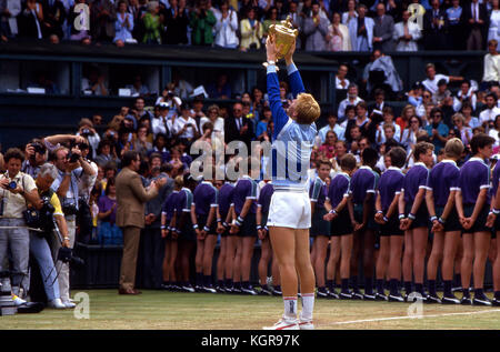 Boris Becker feiert seinen Sieg 1986 in Wimbledon. Stockfoto