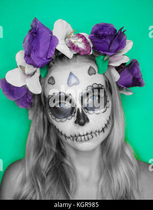 Nahaufnahme Gesicht der Frau mit mexikanischen Sugar Skull Make-up und blumigen Kranz in die Kamera schaut. kreativen, künstlerischen, halloween Konzept Stockfoto