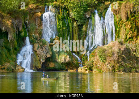 Touristen auf dem Boot, Kravica Wasserfälle, Bosnien und Herzegowina Stockfoto