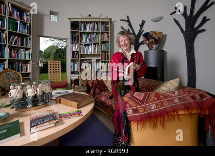 Kunsthistorikerin, Journalistin und Dozentin, Lucy Abel Smith an ihrem Haus ion Gloucestershire, zeigt ihre Runden im freien Bibliothek. Stockfoto