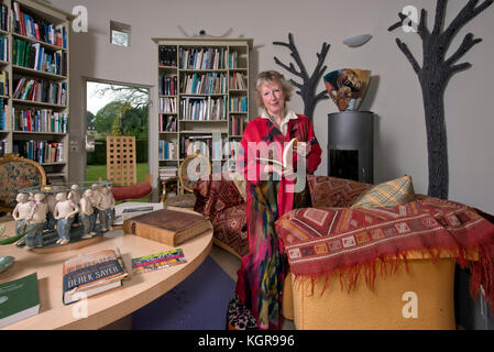 Kunsthistorikerin, Journalistin und Dozentin, Lucy Abel Smith an ihrem Haus ion Gloucestershire, zeigt ihre Runden im freien Bibliothek. Stockfoto