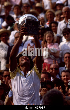 Yannick Noah feiert nach dem Gewinn der French Open 1983 Finale in Roland Garros.