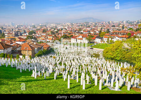 Kovaci Soldatenfriedhof und Stadtbild Sarajevo, Bosnien und Herzegowina Stockfoto