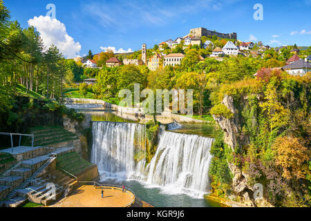 Pliva River Wasserfall und das Schloss aus dem 14. Jahrhundert, Jajce Stadt, Bosnien und Herzegowina Stockfoto