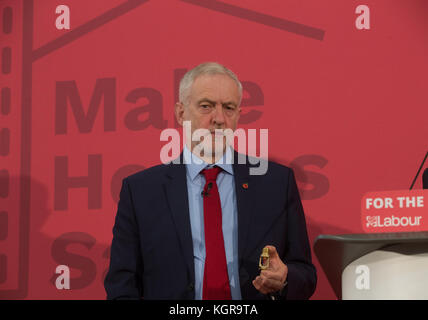 Der Führer, Jeremy Corbyn, die Einleitung der Arbeit 'Make Wohnungen Sicher' Kampagne Verpfändung Sprinkler für alle Hochhäuser nachzurüsten, wenn gewählt Stockfoto
