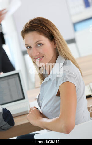 Porträt der lächelnde Frau Teilnahme am Business preesentation Stockfoto