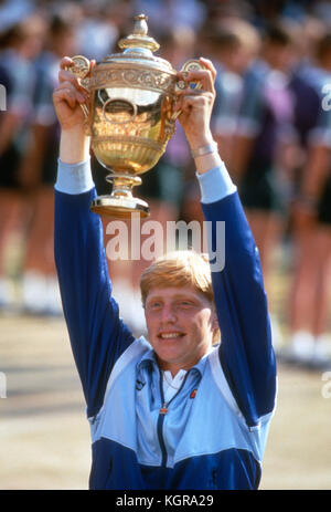 Boris Becker in Wimbledon die Trophäe nach seinem Sieg 1985. Stockfoto