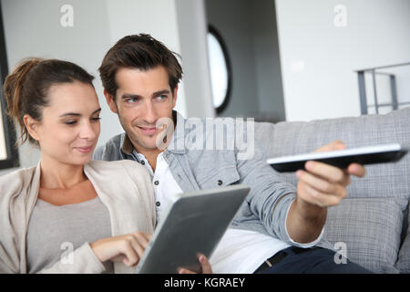 Auf der Suche nach TV-Programm im Internet Stockfoto