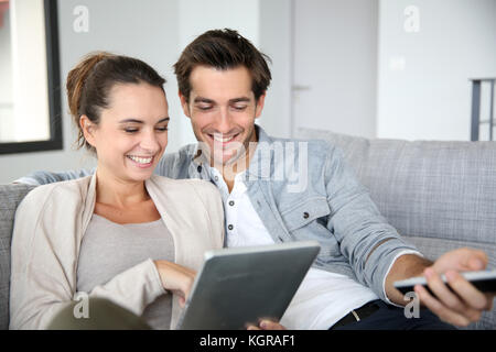 Auf der Suche nach TV-Programm im Internet Stockfoto