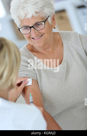 Krankenschwester, Impfstoff Injektion bei älteren Patienten Stockfoto