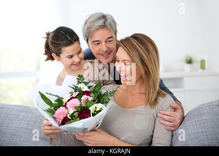 Familie feiern Muttertag mit Blumen Stockfoto