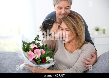 Familie feiern Muttertag mit Blumen Stockfoto