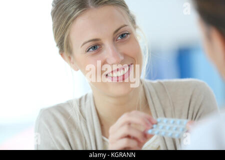 Junge Frau seing Arzt für Antibabypillen Stockfoto