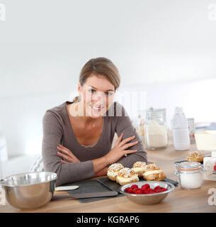 Porträt der schönen Frau backen Gebäck zu Hause Stockfoto