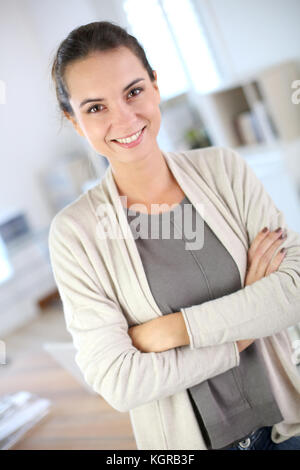 Portrait von lächelnden arbeitende Frau im Büro Stockfoto