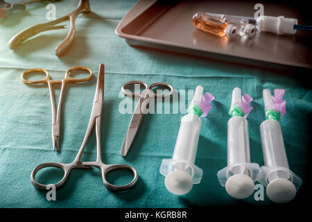 Mehrere Durchstechflaschen und Spritze in Labor, konzeptionelle Bild Stockfoto