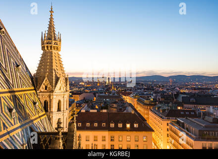 Stephansdom und Luftaufnahme über Wien (Österreich) bei Nacht Stockfoto