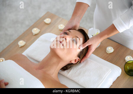 Frau mit einem Gesicht Massage im Institut Stockfoto