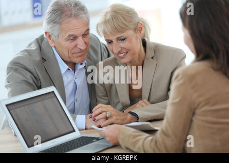 Senior Paar treffen Finanzberater im Büro Stockfoto