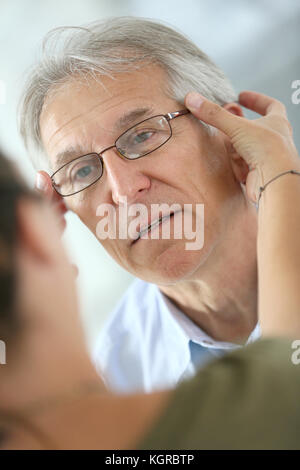 Älterer Mann, der versucht, neue Brillen Stockfoto