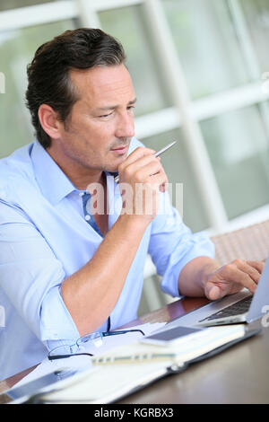 Menschen, die von zu Hause aus arbeiten am Laptop. Stockfoto