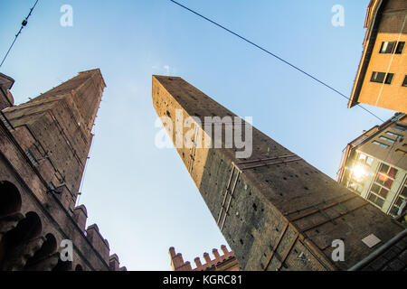 Bologna, Italien - Oktober 2017. Zwei berühmte fallende Türme Asinelli und Garisenda am Morgen, Bologna, Italien Stockfoto