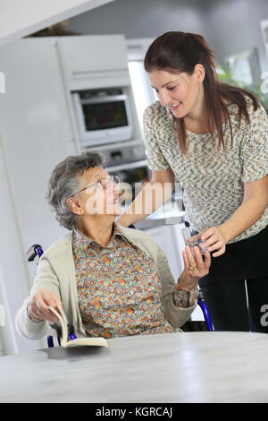 Porträt der alten Frau im Rollstuhl mit Home carer Stockfoto
