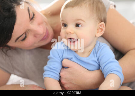 Portrait der glücklichen Mutter mit baby boy Stockfoto