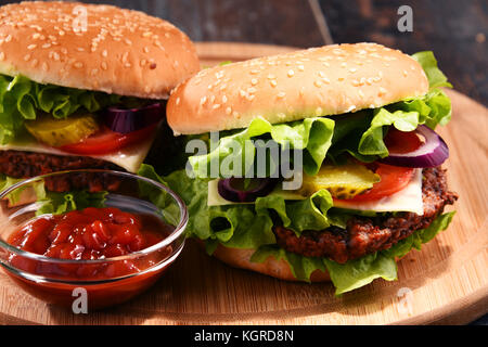 Hausgemachte Hamburger mit Käse und frisches Gemüse Stockfoto